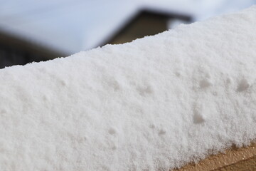 ベランダの柵に積もる粉雪