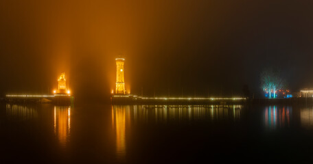 Hafeneinfahrt von Lindau Bodensee bei Nacht mit Beleuchtung