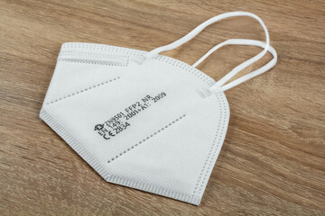 FFP2 Maske CE auf Holz