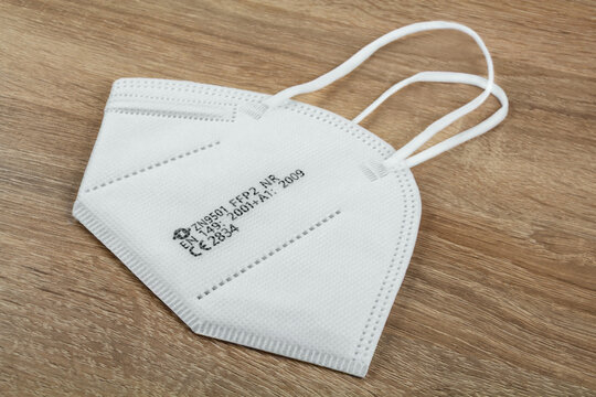 FFP2 Maske CE auf Holz