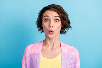 Photo portrait of surprised woman isolated on pastel blue colored background