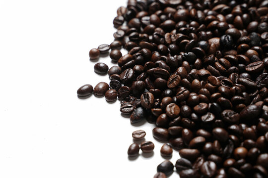 Concept wallpaper for a coffee shop. The scattered coffee beans are combined with a plain background. The texture of the coffee beans is very striking. Template background for mockup design.