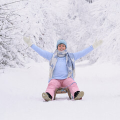 Fototapeta na wymiar lachende Frau hat Spaß im Schnee