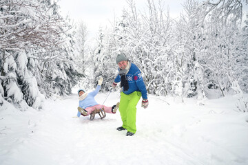 Fototapeta na wymiar Lebensfreude - älteres Paar im Schnee