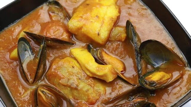 assiette de bouillabaisse sur une table en bois