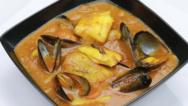 assiette de bouillabaisse sur une table en bois