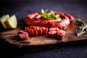 Calabresa grelhada na placa de madeira com especiarias. Delicioso churrasco brasileiro.