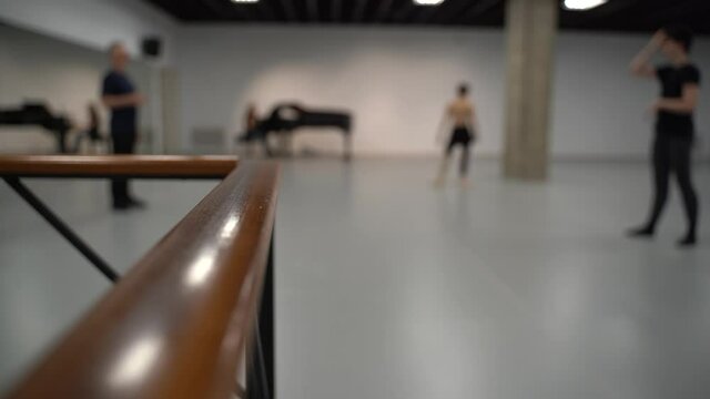 Bailarines desenfocados ensayando