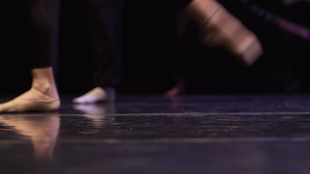 Ensayo en la  Bailarines ensayando en escena