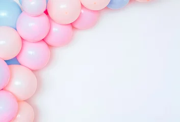 Poster Kleurrijke en vrolijke set verjaardagsballons op een witte muur. © LegasC