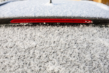 Tył samochodu w śniegu, tylna szyba, auto z tyłu zaśnieżone