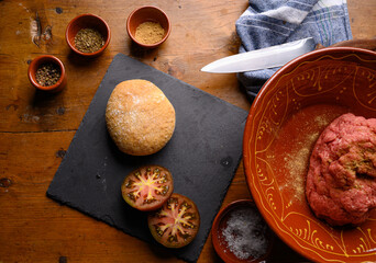 Composición de alimentos para elaborar receta casera con tomate, carne, pan y especias