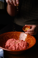 Acción de condimentar la carne con especia elaboración con carne cruda