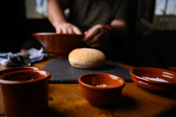 Elaboración y preparación de receta casera con especias pan 
