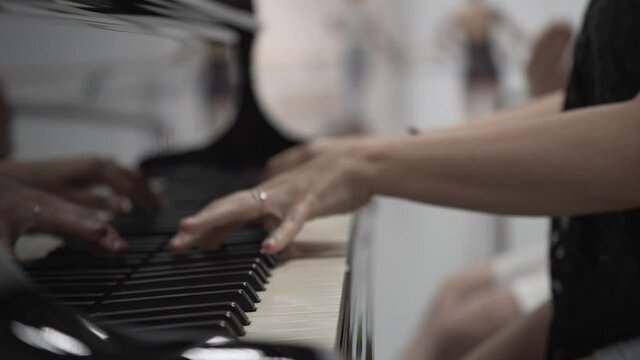 Pianista en primer plano en c&aacute;mara lenta
