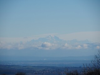 Mont Blanc émergeant des nuages