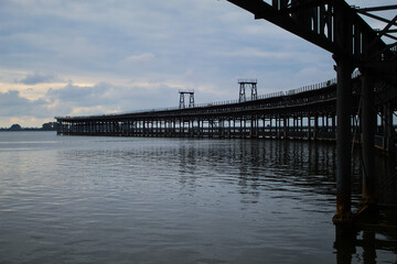 Obraz premium metallic pier entering the sea in andalusia