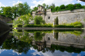 Fototapeta na wymiar castle in the park with water reflection