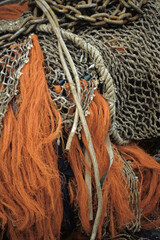 In einem Fischerhafen liegen Fangnetze zum Trocknen