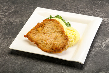 Crispy chicken schnitzel with mashed potato