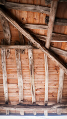 Vigas de madera vieja en techo de madera de pequeña iglesia rural