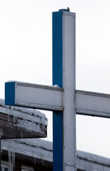 une croix en extérieure durant l'hiver