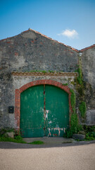Puerta verde de granero rústico antiguo desgastado por el tiempo