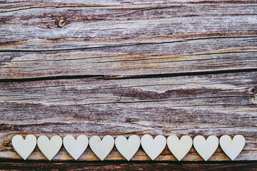 Coeurs en bois sur un fond vintage texture bois et espace vide