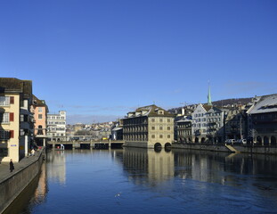 Fototapeta na wymiar View of the Zurich city river