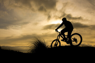 Obraz premium Bicycle silhouette in sunset, one person, solo.
