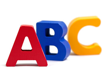 Holzbuchstaben, ABC, vor weißem Hintergrund