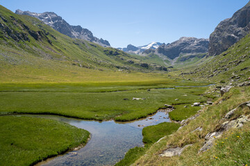 Fototapeta na wymiar Ruisseau de montagne vers le lac de La Plagne,parc de la Vanoise, Savoie, France 