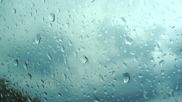 窓ガラスについた雨の水滴1