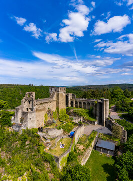 Aerial view of tourist at Burg Hohenstein, Bad Schwalbach, Rheingau-Taunus-Kreis, Hesse on sunny day, Germany