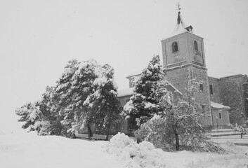 una iglesia rodeada por la nieve