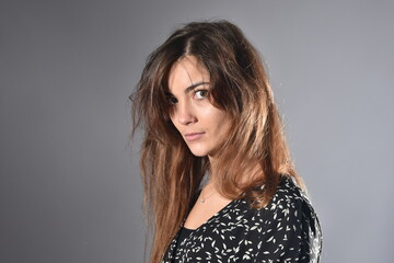 Portrait d'une belle femme en colère