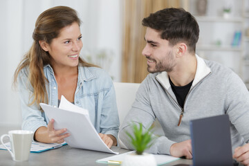 Obraz premium relaxed couple looking at paperwork