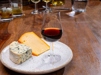 Tasting and pairing of different cheeses with strong alcoholic drinks, whisky, cognac or calvados