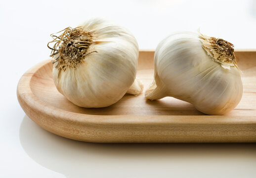 Close up of garlic on wooden tray