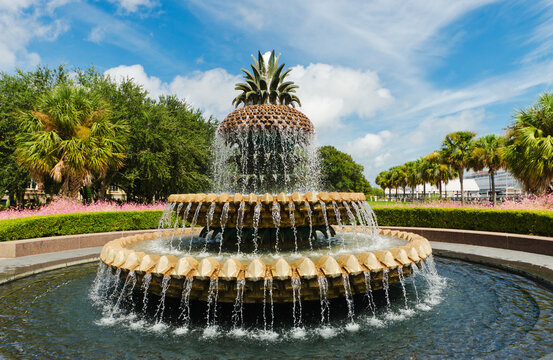 USA, South Carolina, Charleston, Waterfront Park, Pineapple Fountain
