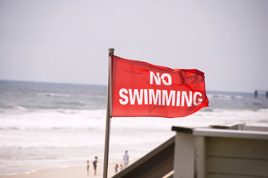 USA, North Carolina, Outer Banks, Kill Devil Hills, no swimming sign on beach