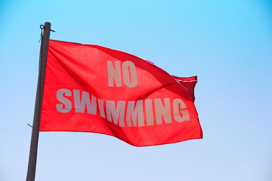 USA, North Carolina, Outer Banks, Kill Devil Hills, no swimming sign