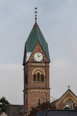 Kirchturm von Hitdorf mit Schnee