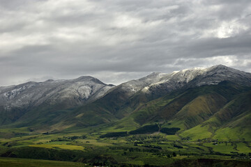 Valle verde y montañas blancas