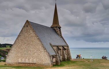 Fototapeta na wymiar plage et village d'Etretat en Normandie