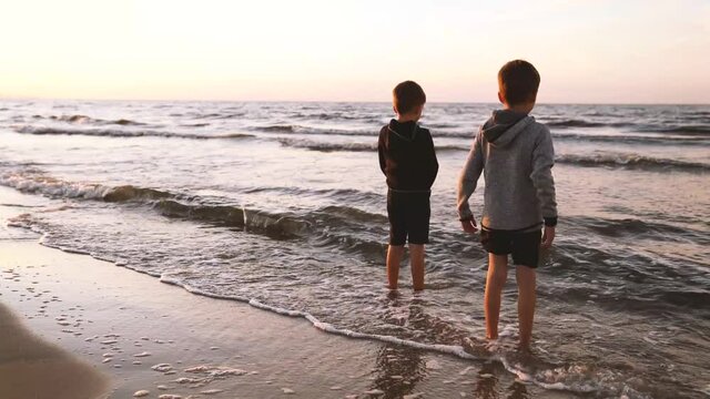 Menschen und Kinder an der Ostsee im warmen Licht