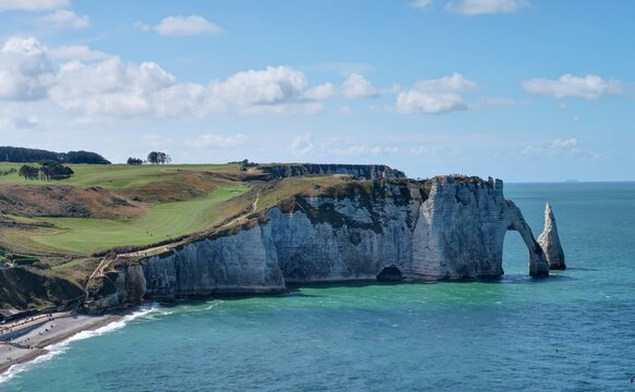 les falaises et le village d'Etretat en Normandie