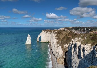 les falaises et le village d'Etretat en Normandie