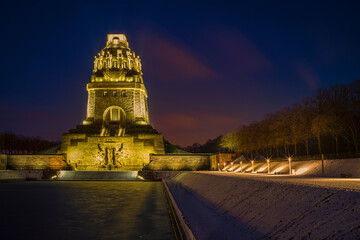 Nachtaufnahme zur blauen Stunde vom Völkerschlachtdenkmel in Leipzig