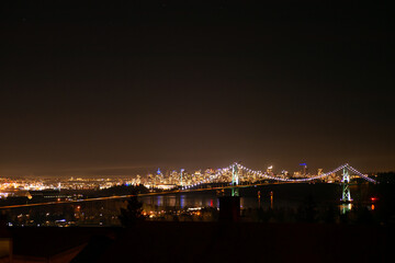 Fototapeta na wymiar バンクーバーのビル街の夜景と橋